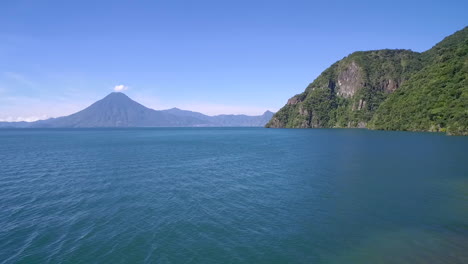 Antena-Sobre-El-Lago-Amatitlán-En-Guatemala-Revela-El-Volcán-Pacaya-En-La-Distancia