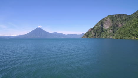 Antena-Sobre-El-Lago-Amatitlán-En-Guatemala-Revela-El-Volcán-Pacaya-En-La-Distancia-3