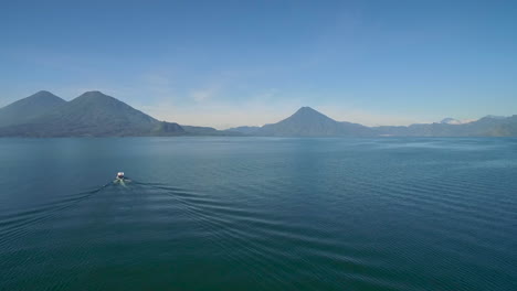 Antenne-über-Einem-Boot-Auf-Dem-See-Amatitlan-In-Guatemala-Zeigt-Den-Vulkan-Pacaya-In-Der-Ferne-1