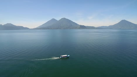 Antenne-über-Einem-Boot-Auf-Dem-See-Amatitlan-In-Guatemala-Zeigt-Den-Vulkan-Pacaya-In-Der-Ferne-2