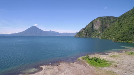 Antenne-über-Dem-Amatitlan-See-In-Guatemala-Zeigt-Den-Vulkan-Pacaya-In-Der-Ferne-4