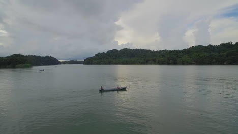 Eine-Antenne-über-Einem-Einheimischen-Kanu-Auf-Dem-Rio-Dulce-River-In-Guatemala