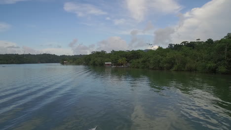 An-vista-aérea-over-a-native-canoe-on-the-Rio-Dulce-Río-in-Guatemala-1