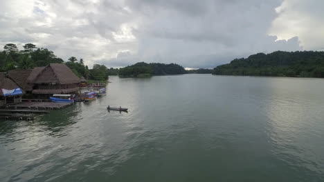 Eine-Antenne-über-Einem-Einheimischen-Kanu-Auf-Dem-Rio-Dulce-River-In-Guatemala-2