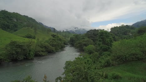 Una-Antena-Sobre-El-Río-Semuc-Champey-En-Guatemala-6