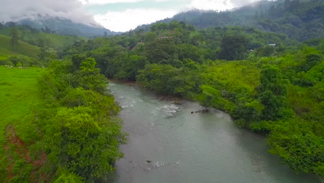Una-Antena-Sobre-El-Río-Semuc-Champey-En-Guatemala-8