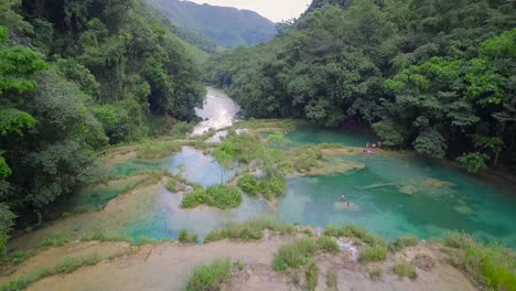 Una-Antena-Sobre-Cascadas-Notables-Y-Cascadas-Verdes-En-El-Río-Semuc-Champey-En-Guatemala-2