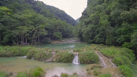 Eine-Antenne-über-Bemerkenswerte-Wasserfälle-Und-Grüne-Pollen-Am-Fluss-Semuc-Champey-In-Guatemala-6