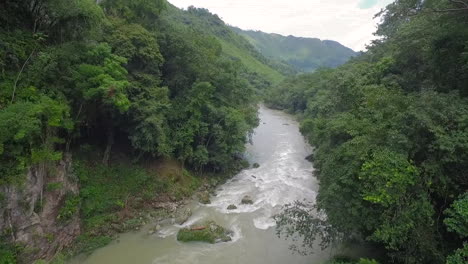 Una-Antena-Sobre-Cascadas-Notables-Y-Cascadas-Verdes-En-El-Río-Semuc-Champey-En-Guatemala-7