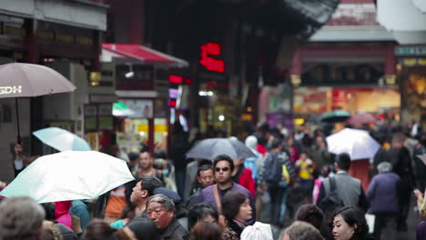 Riesige-Menschenmengen-Gehen-Auf-Den-Straßen-Des-Modernen-Chinas