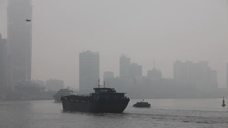 Die-Skyline-Von-Shanghai-China-Mit-Flussverkehr-Vordergrund-1