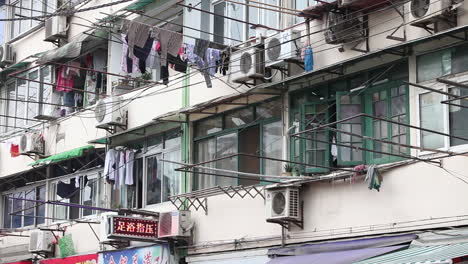 Wäsche-Hängt-Zum-Trocknen-An-Traditionellen-Stangen-Aus-Mehrfamilienhäusern-In-Shanghai-China