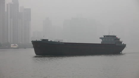 Una-Barcaza-Viaja-Por-El-Río-Pearl-En-Shanghai-China-En-Smog-Y-Niebla