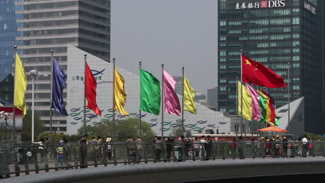 Fußgänger-Gehen-Entlang-Der-Basis-Moderner-Gebäude-Am-Wasser-In-Shanghai-China-1