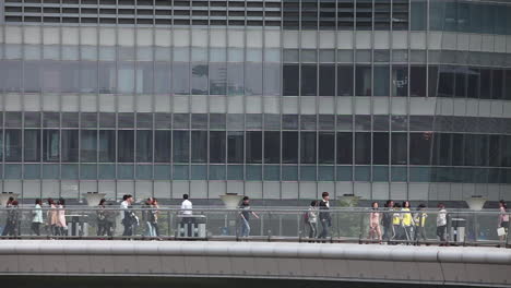 Fußgänger-Gehen-Entlang-Der-Basis-Moderner-Gebäude-Am-Wasser-In-Shanghai-China-2