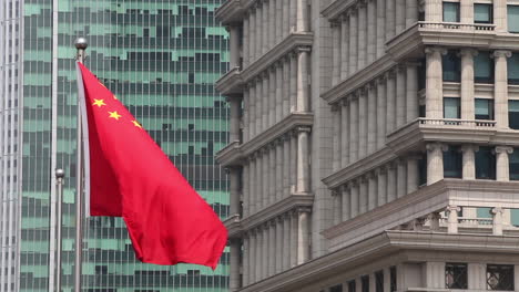 La-Bandera-China-Ondea-En-Un-Distrito-De-Negocios-En-Shanghai-China