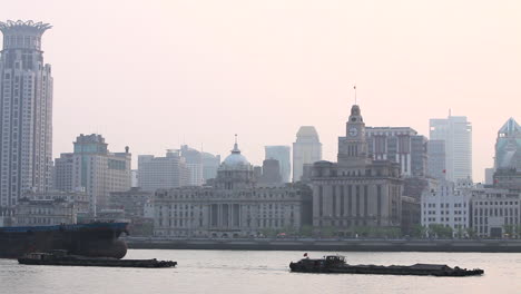 Lastkähne-Fahren-An-Einem-Diesigen-Tag-Auf-Dem-Pearl-River-In-Shanghai-China