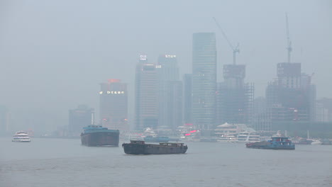 Barges-travel-on-the-Pearl-Río-in-Shanghai-China-on-a-hazy-day-2