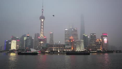 Las-Barcazas-Viajan-Por-El-Río-Pearl-En-Shanghai-China-Por-La-Noche