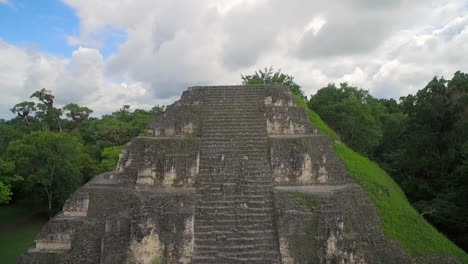 Toma-Aérea-Sobre-Las-Pirámides-De-Tikal-En-Guatemala-1