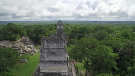 Spektakuläre-Aufsteigende-Luftaufnahme-über-Den-Tikal-pyramiden-In-Guatemala