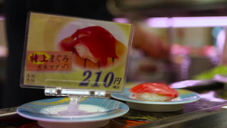 Los-Artículos-De-Sushi-Viajan-Sobre-Una-Cinta-Transportadora-En-Un-Restaurante-En-China-1