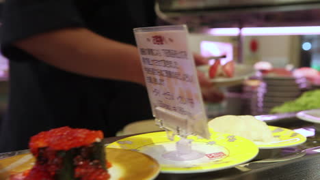 Los-Artículos-De-Sushi-Viajan-En-Una-Cinta-Transportadora-En-Un-Restaurante-En-China-2