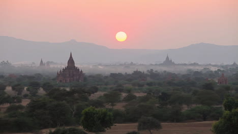Schöner-Sonnenuntergang-Hinter-Den-Tempeln-Des-Heidnischen-Bagan-Burma-Myanmar