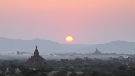 Hermosa-Atardecer-Detrás-De-Los-Templos-Paganos-De-Bagan-Birmania-Myanmar-1