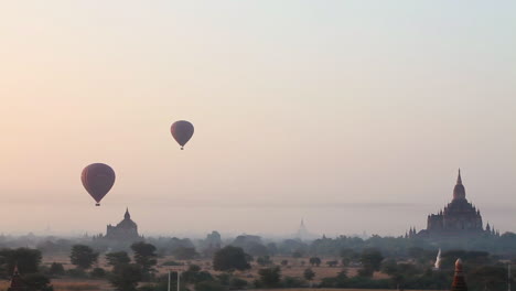 Ballons-Steigen-In-Der-Nähe-Der-Erstaunlichen-Tempel-Des-Heidnischen-Bagan-Burma-Myanmar