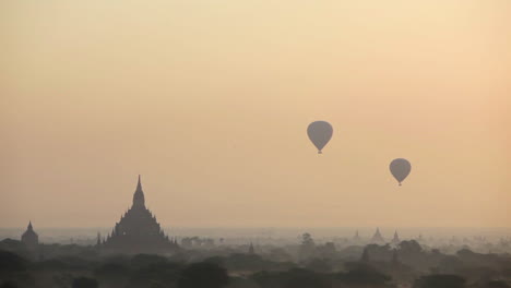 Globos-Se-Elevan-Cerca-De-Los-Increíbles-Templos-Paganos-De-Bagan-Birmania-Myanmar-1