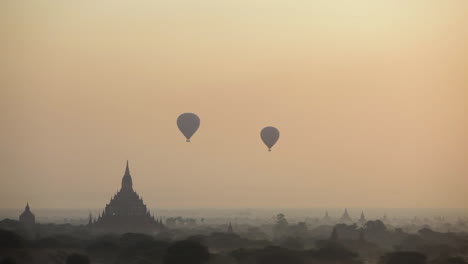 Globos-Se-Elevan-Cerca-De-Los-Increíbles-Templos-Paganos-De-Bagan-Birmania-Myanmar-2