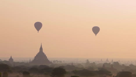 Ballons-Steigen-In-Der-Nähe-Der-Erstaunlichen-Tempel-Des-Heidnischen-Bagan-Burma-Myanmar-3