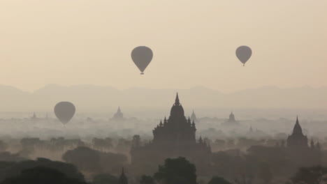 Globos-Se-Elevan-Cerca-De-Los-Increíbles-Templos-Paganos-De-Bagan-Birmania-Myanmar-5