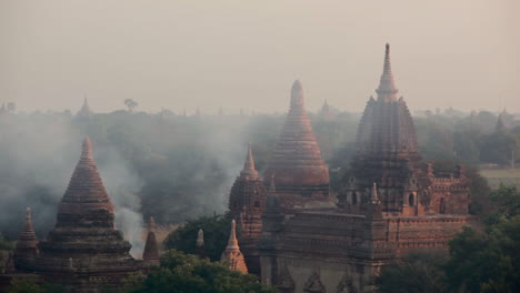 El-Humo-Sube-Cerca-De-Los-Increíbles-Templos-Paganos-De-Bagan-Birmania-Myanmar