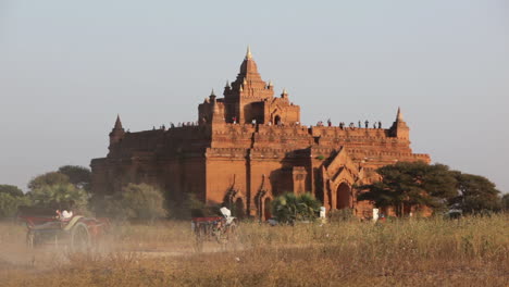 Los-Autobuses-Se-Acercan-Al-Templo-De-Piedra-En-Las-Llanuras-Paganas-De-Bagan-Birmania-Myanmar