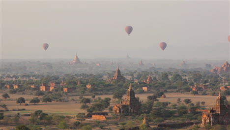 Globos-Vuelan-Por-Encima-Del-Templo-De-Piedra-En-Las-Llanuras-Paganas-De-Bagan-Birmania-Myanmar