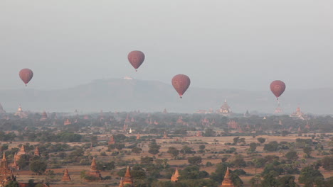 Globos-Vuelan-Por-Encima-Del-Templo-De-Piedra-En-Las-Llanuras-Paganas-De-Bagan-Birmania-Myanmar-1