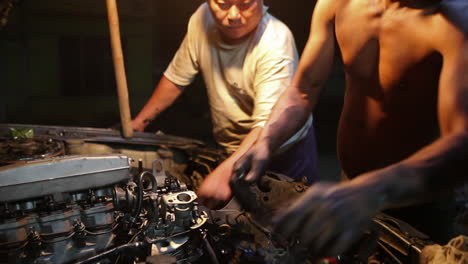Asiatische-Männer-Arbeiten-An-Der-Reparatur-Eines-Autos-In-Einer-Autowerkstatt