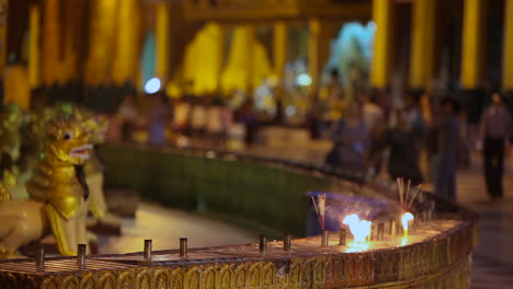 Kerzen-Brennen-In-Einem-Burmesischen-Tempel