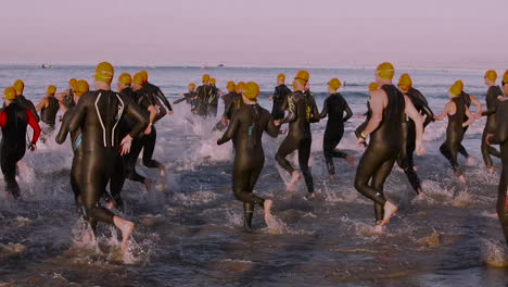 Triathlon-swimmers-enter-the-ocean