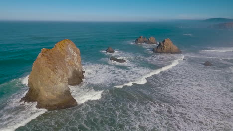 Una-Hermosa-Toma-Aérea-Sobre-La-Costa-Revela-La-Costa-Neblinosa-De-Big-Sur-En-El-Centro-De-California-1