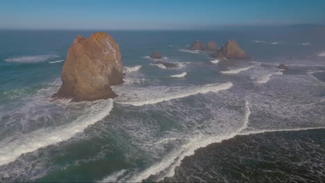 Una-Hermosa-Toma-Aérea-Sobre-La-Costa-Revela-La-Costa-Neblinosa-De-Big-Sur-En-El-Centro-De-California-2