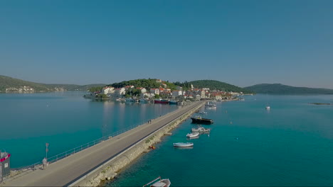 Antenne-über-Einer-Insel-Mit-Straßenverbindung-In-Kroatien