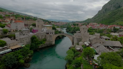 Eine-Antenne-über-Die-Brücke-Stari-Most-In-Mostar-Bosnien-1