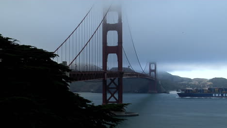 Una-Barcaza-De-Carga-Pasa-Por-Debajo-Del-Puente-Golden-Gate