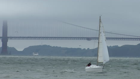 Un-Velero-Pasa-Cerca-Del-Puente-Golden-Gate-En-Un-Día-Ventoso