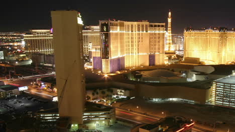 Die-Kamera-Bewegt-Sich-Langsam-Zurück-über-Eine-Atemberaubende-Zeitrafferansicht-Der-Casinos-Von-Las-Vegas