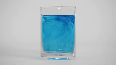 Tinte-Azul-Se-Difunde-A-Través-De-Un-Vaso-De-Agua