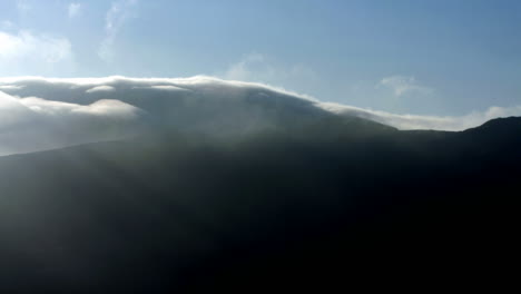 Timelapse-De-Nubes-Rodando-Sobre-La-Cima-De-La-Montaña